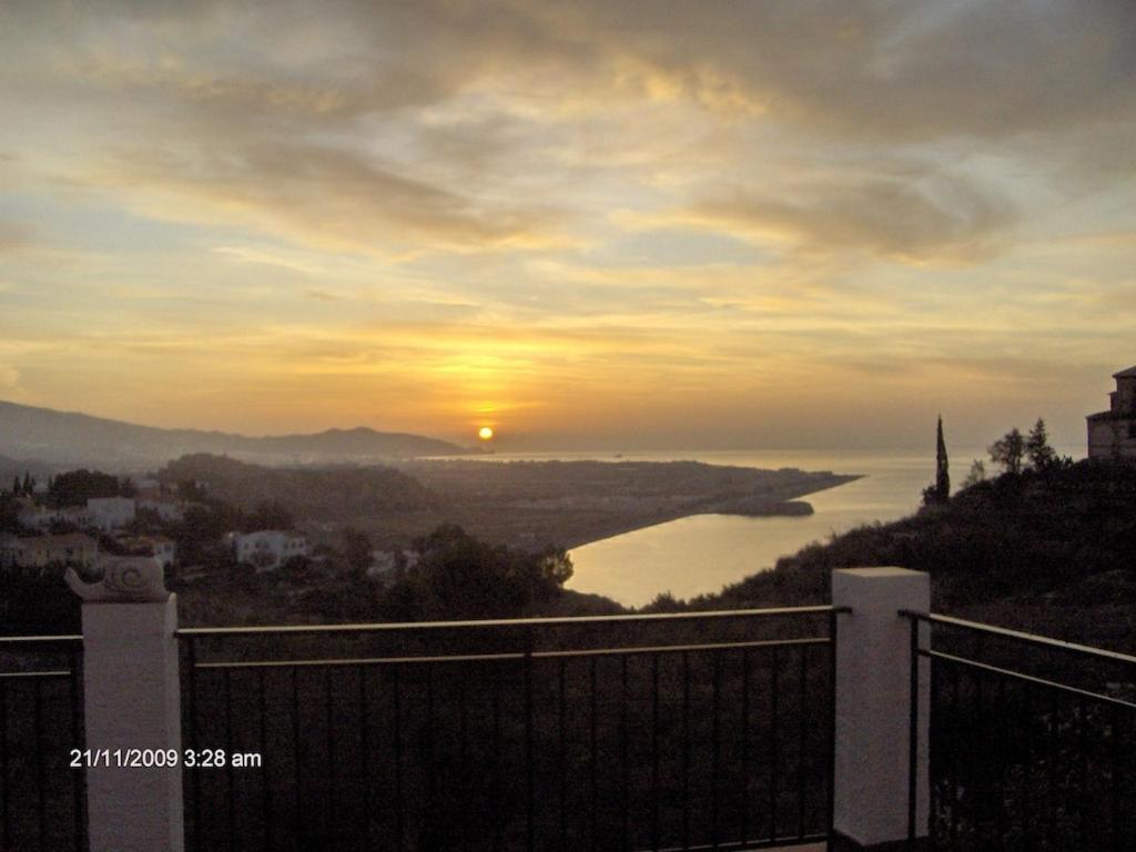 살로브레나 La Torrecica, Con Caracter Andaluz Y Magnificas Vistas Al Mar Y Sierra Nevada 빌라 외부 사진